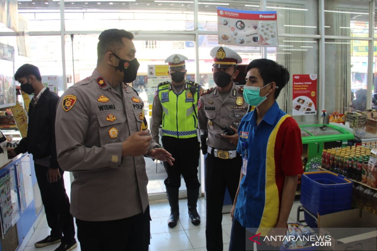 Petugas gabungan sosialisasikan aturan PPKM darurat kepada warga Kota Sukabumi