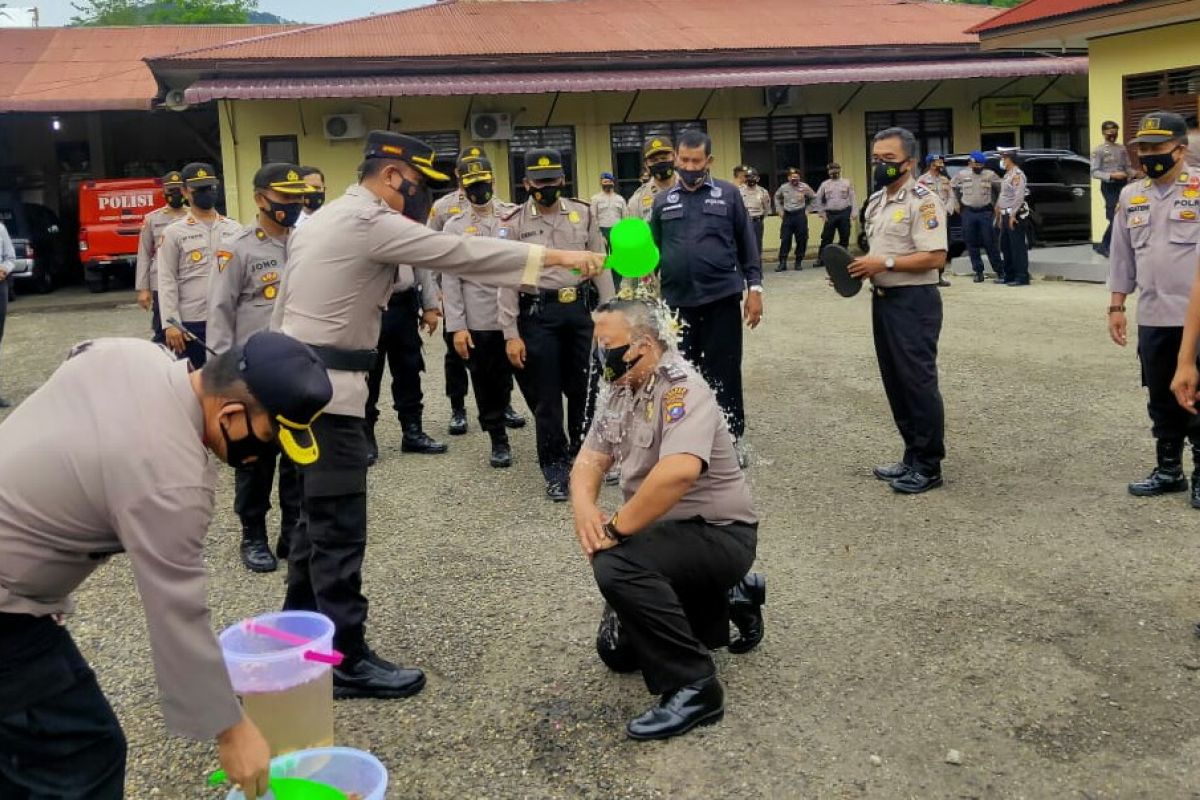 Di HUT Bhayangkara ke 75, enam personel Polres Sibolga Polres Sibolga naik pangkat