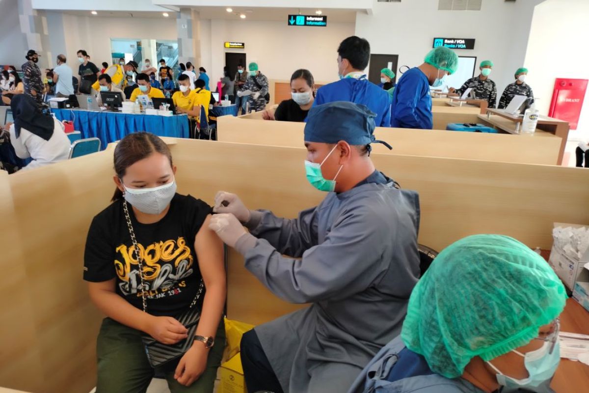 Pangkalan TNI-AL Denpasar gelar vaksinasi COVID-19 untuk masyarakat