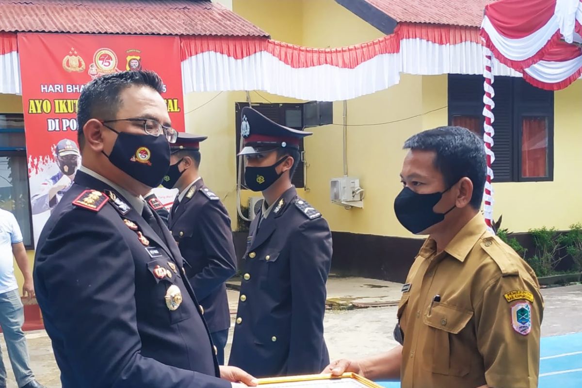 Polisi berikan penghargaan posko terbaik penerapan PPKM di Kapuas Hulu