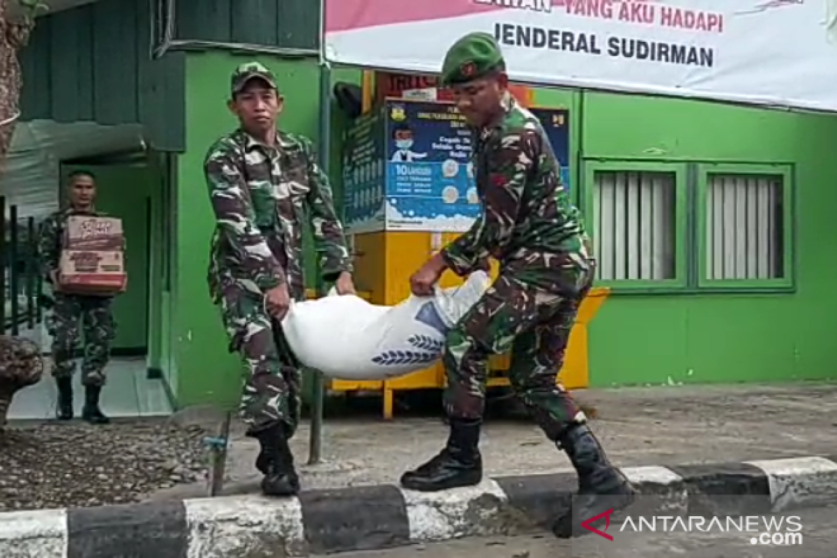 TNI bantu atasi kesulitan bahan makanan pengungsi di Yalimo