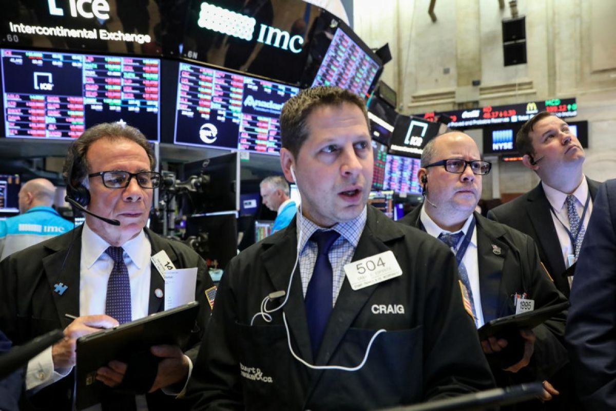 Wall Street dibuka sedikit lebih tinggi  seiring reli saham energi