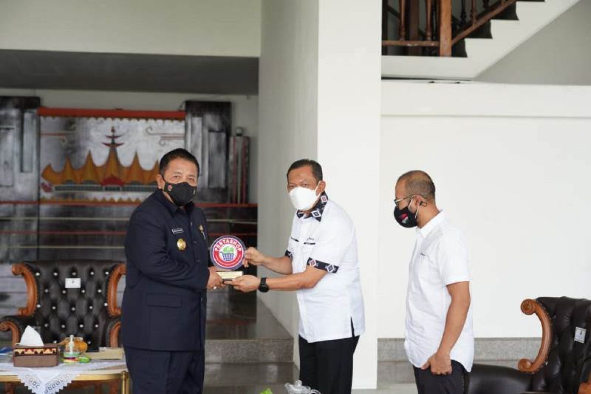 Dukung program pertashop, Gubernur Lampung terima penghargaan dari Pertamina