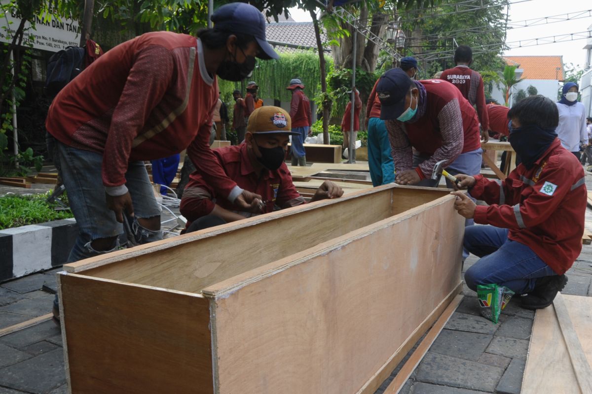 Pemkot Surabaya siapkan ratusan peti mati untuk jenazah pasien COVID-19