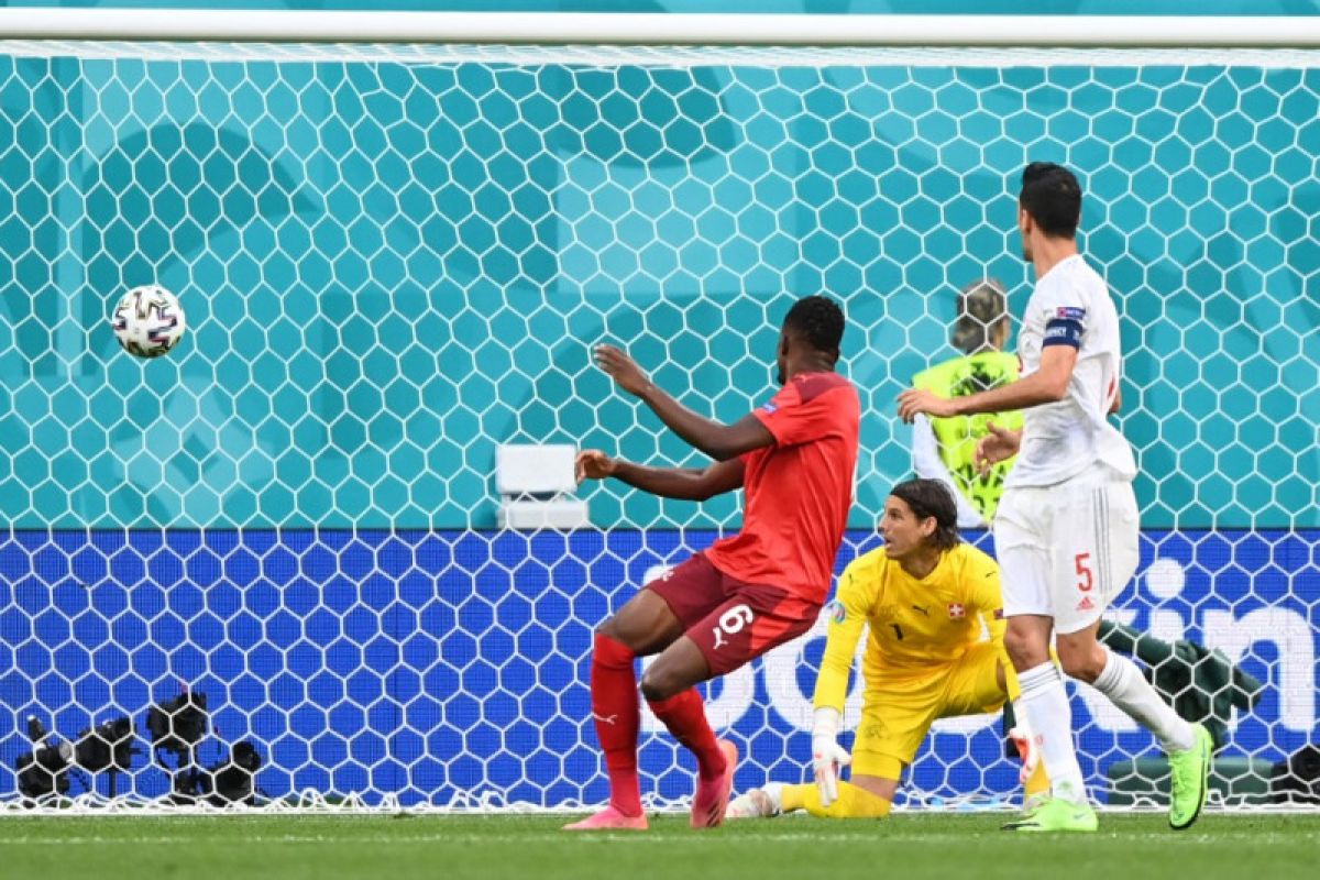 Spanyol unggul  sementara 1-0 atas Swiss berkat gol bunuh diri