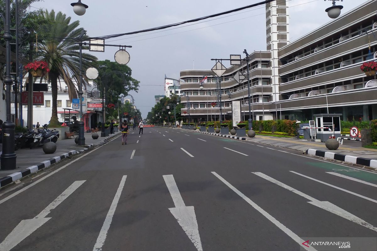 Polisi Bandung blokir puluhan  titik jalan raya sejak siang