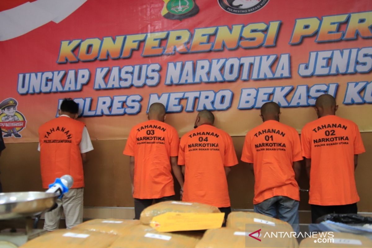 Polres Metro Bekasi Kota ringkus bandar narkoba modus buang ke tong sampah