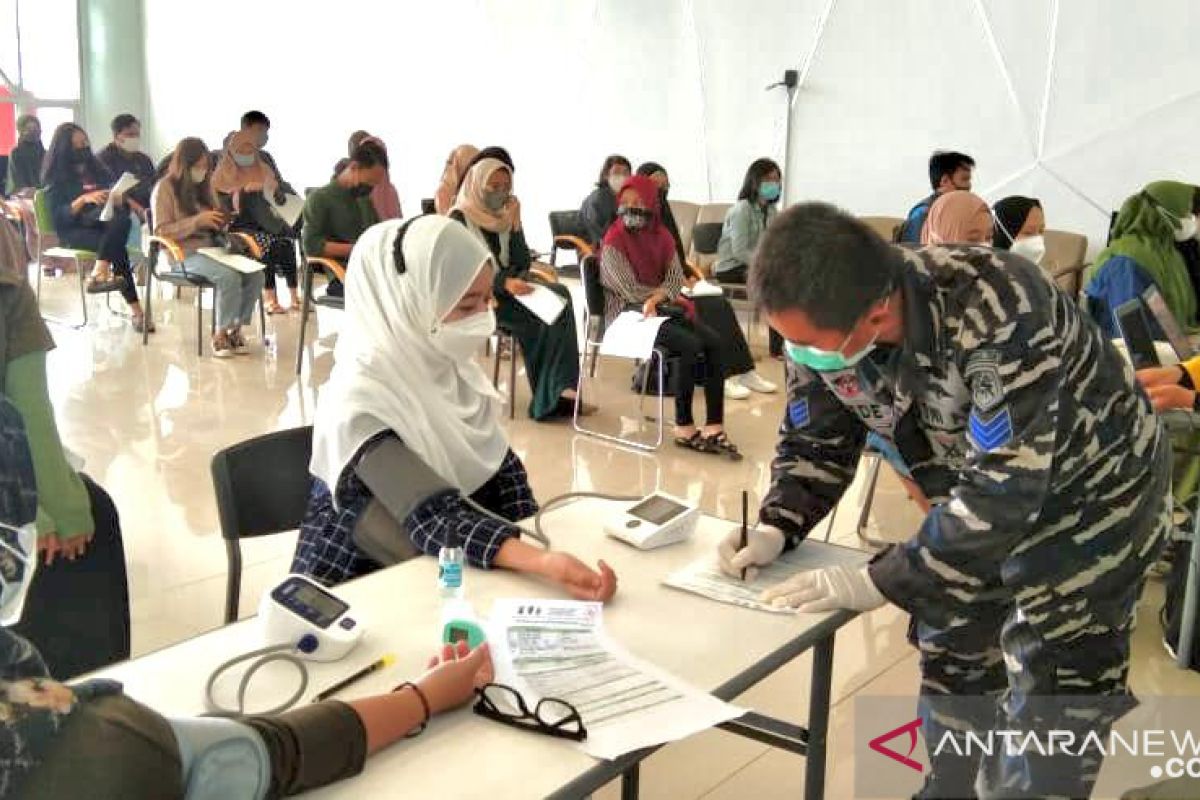 TNI-Polri vaksinasi ratusan mahasiswa di Banjarmasin