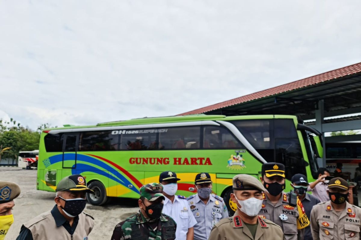 Tim Gabungan Gunung Kidul menertibkan tujuh bus rombongan wisatawan