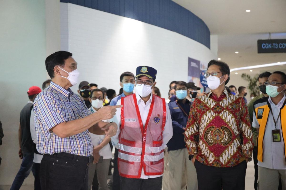 Menko Luhut Binsar Pandjaitan tinjau sentra vaksinasi di Bandara Soetta