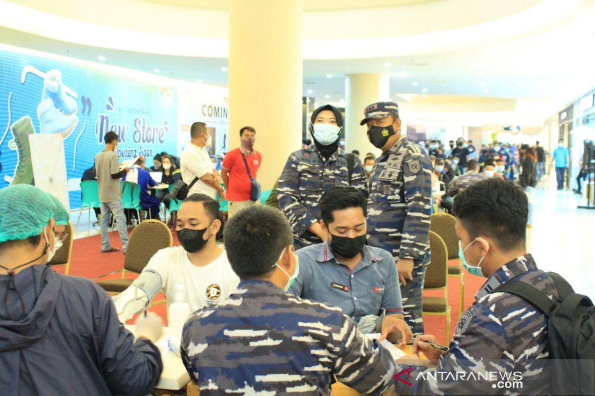 TNI inoculates 1,000 visitors of Duta Mall Banjarmasin