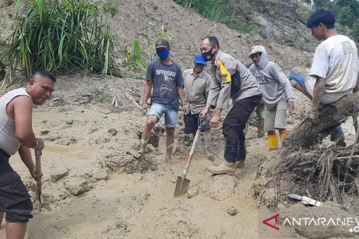 Jalan trans Provinsi Palu-Kulawi tidak dapat dilalui akibat longsor