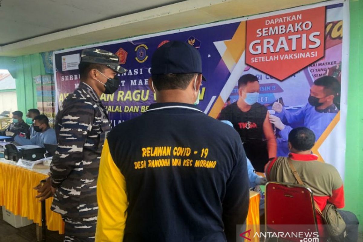 Lanal Kendari adakan vaksinasi COVID-19 dan pembagian sembako