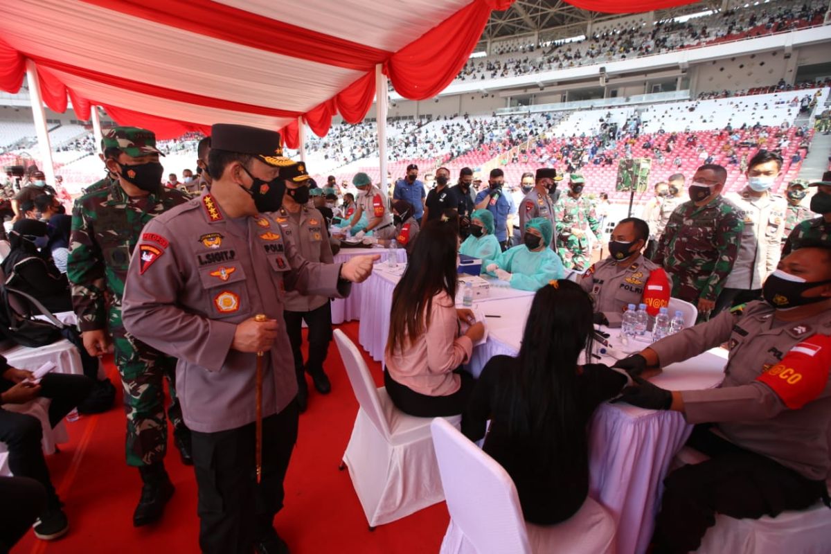 Panglima TNI dan Kapolri Tinjau Vaksinasi Massal di Stadion Utama Gelora Bung Karno