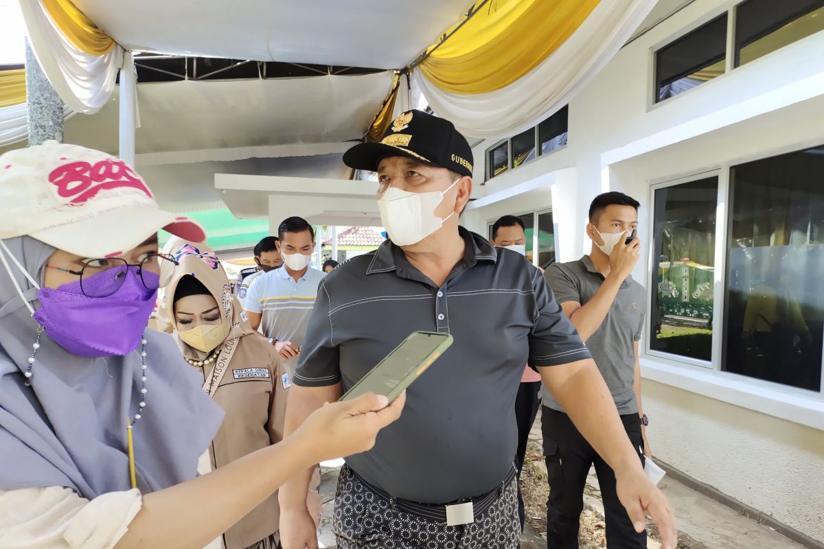 Gubernur Lampung minta warga tetap taat prokes saat vaksinasi massal