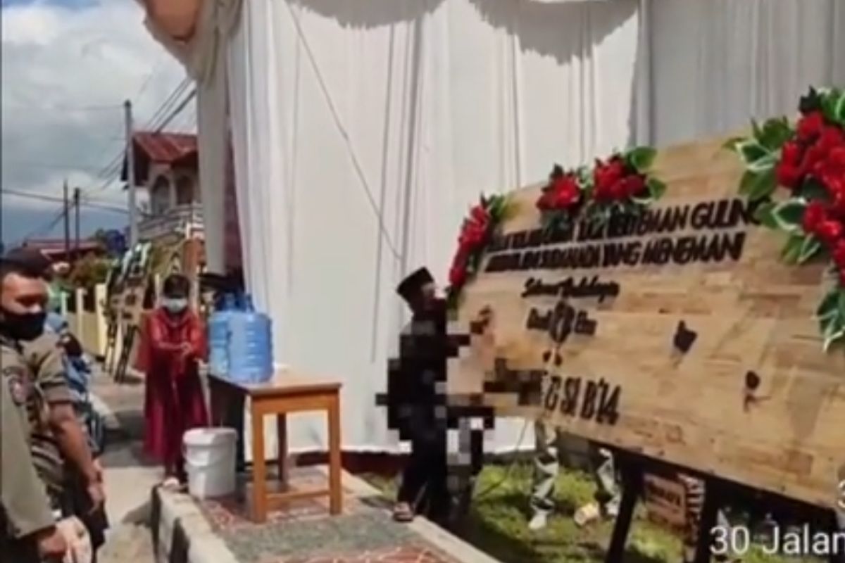 SK4 Bukittinggi turunkan papan bunga pernikahan bertuliskan "Tidur Berteman Guling"