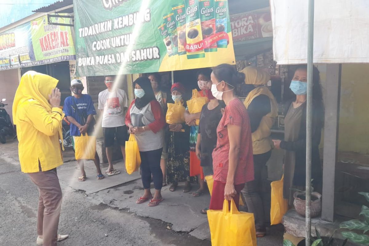 Ribuan warga terdampak PPKM Darurat di Surabaya dapat sembako