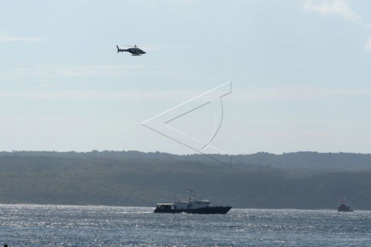 Tim SAR fokuskan pencarian korban Helikopter Polri jatuh di Pantai Burung Mandi