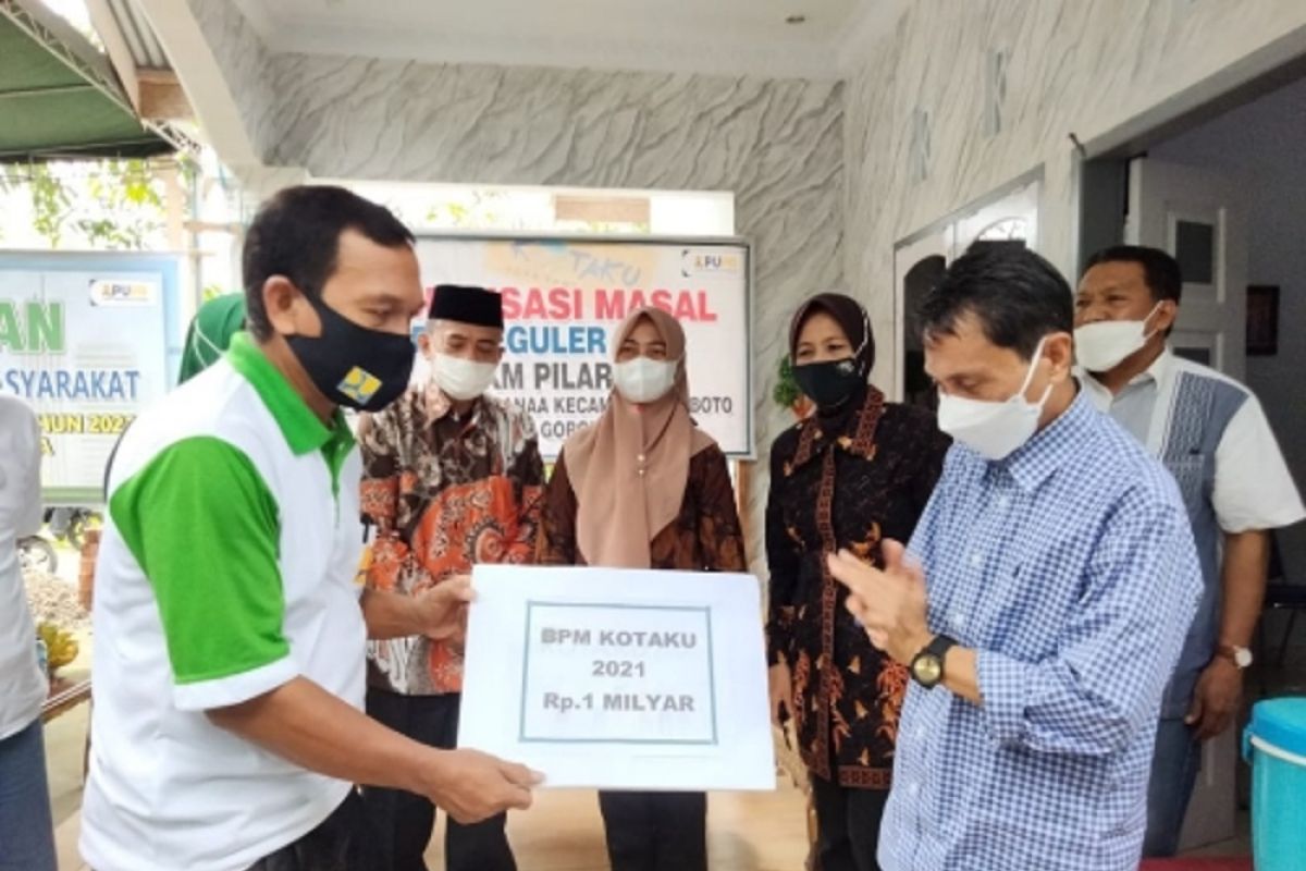 Pemkab Gorontalo serahkan bantuan program 