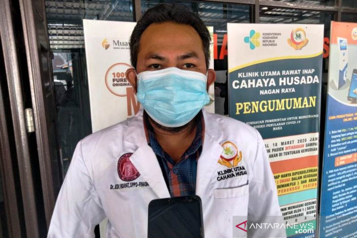 Minum air kelapa untuk hilangkan efek vaksin adalah mitos, kata dokter ahli penyakit dalam