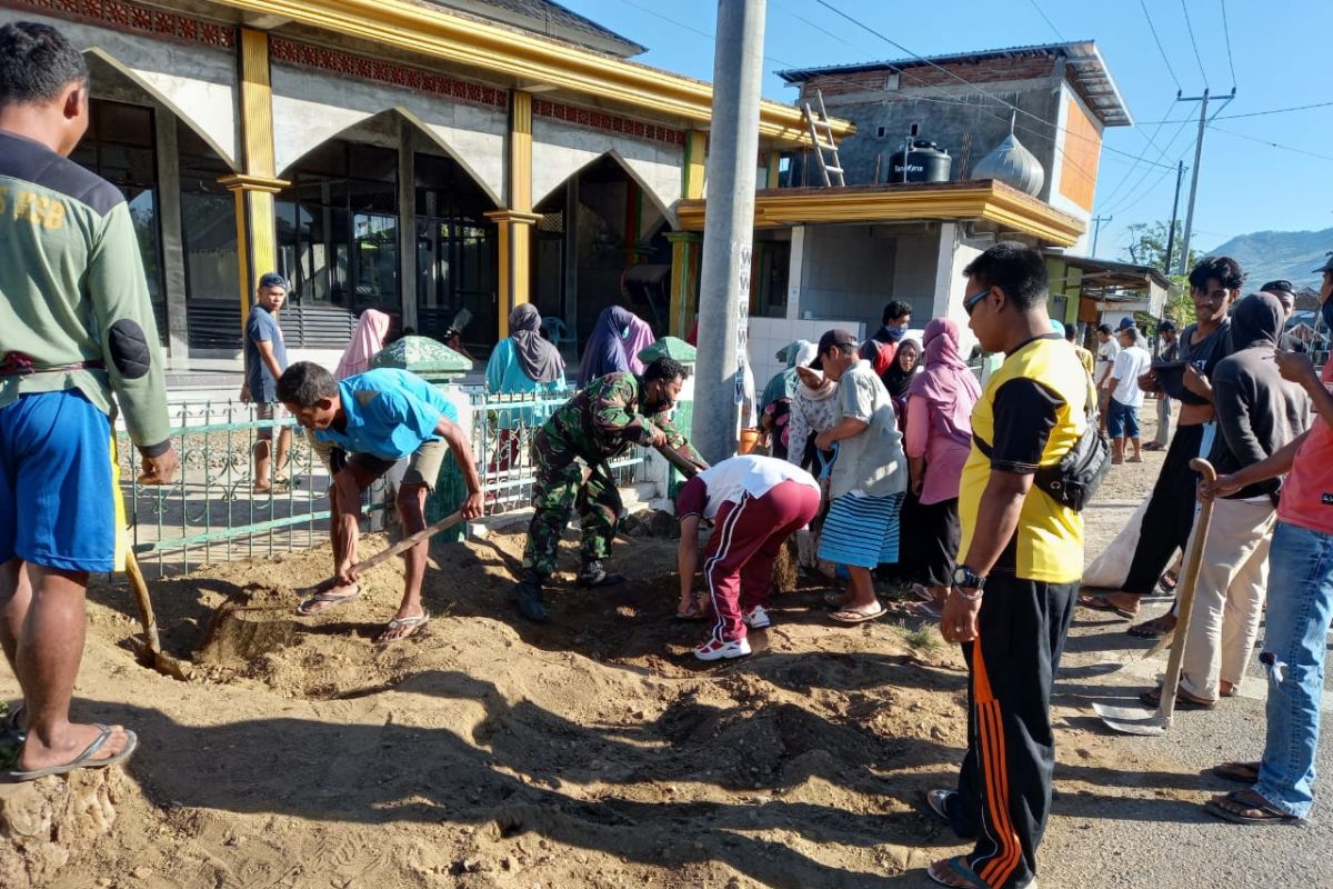 Bhabinkamtbmas dan Babinsa gelar gotong royong