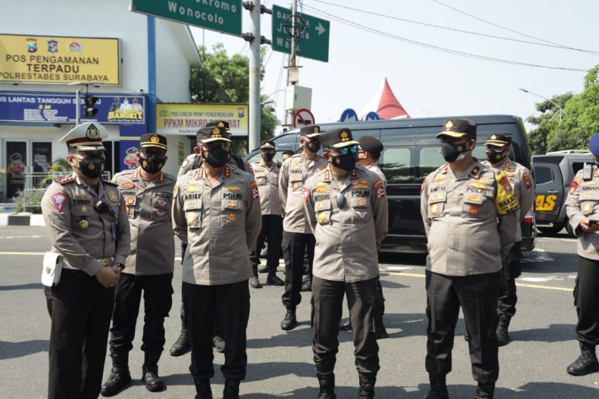 Kabaharkam Polri cek posko penyekatan PPKM darurat di Surabaya