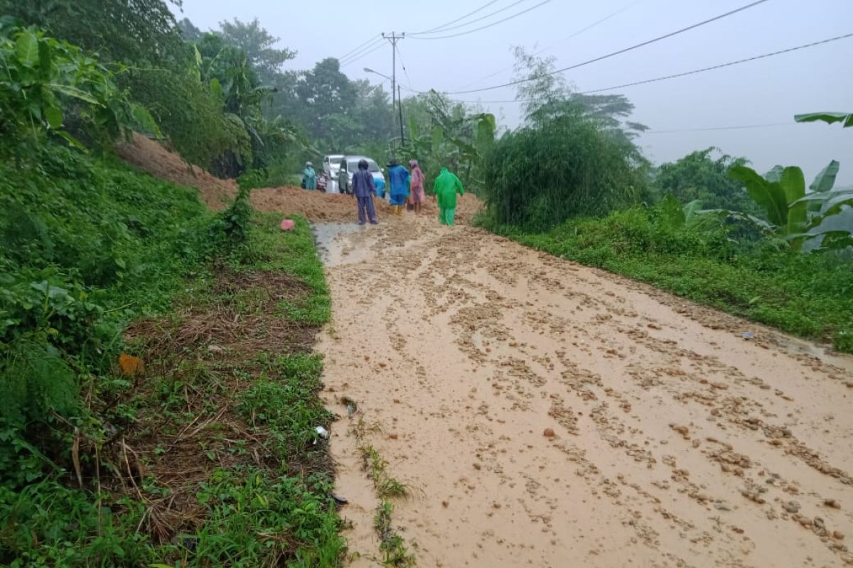 Curah hujan tinggi sebabkan longsor sejumlah titik di Ambon, waspadai bencana