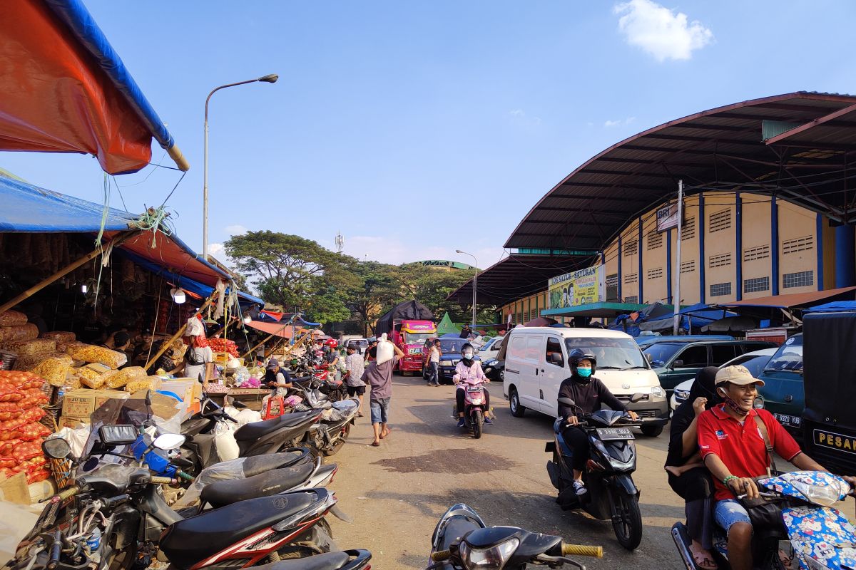 Pendapatan pedagang Pasar Induk Kramat Jati berkurang 40 persen