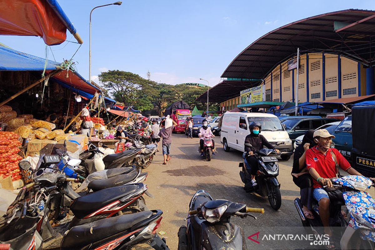 Pendapatan pedagang Pasar Kramat Jati berkurang 40-50 persen saat PPKM