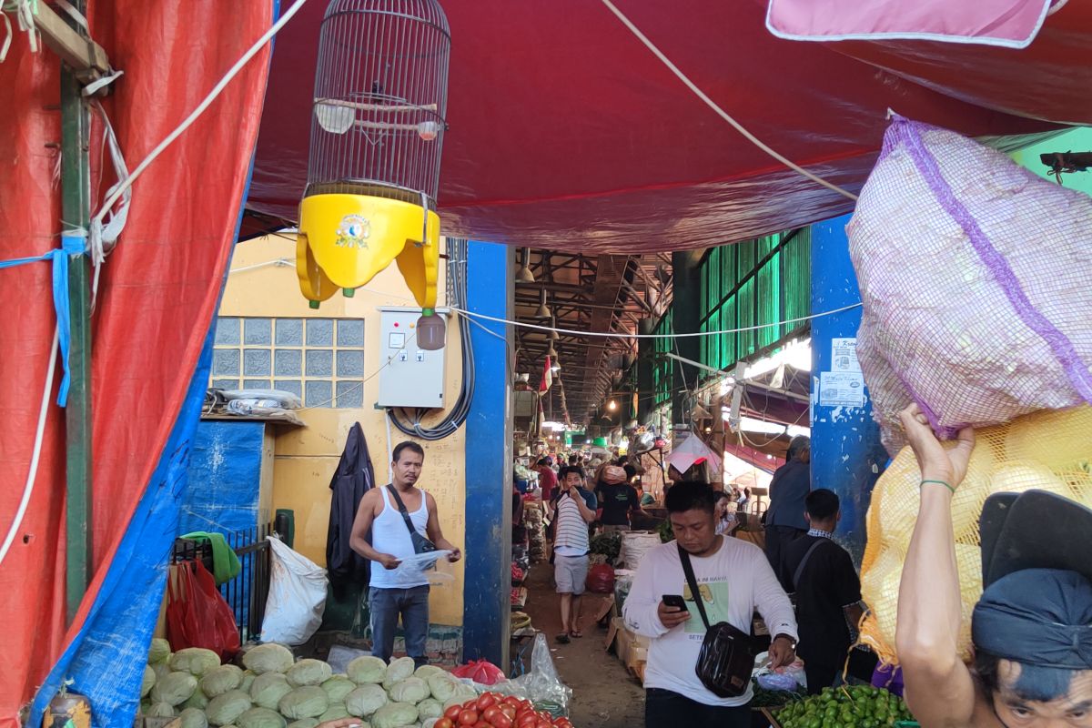 Pasar Induk Kramat Jati ramai hari kedua PPKM Darurat