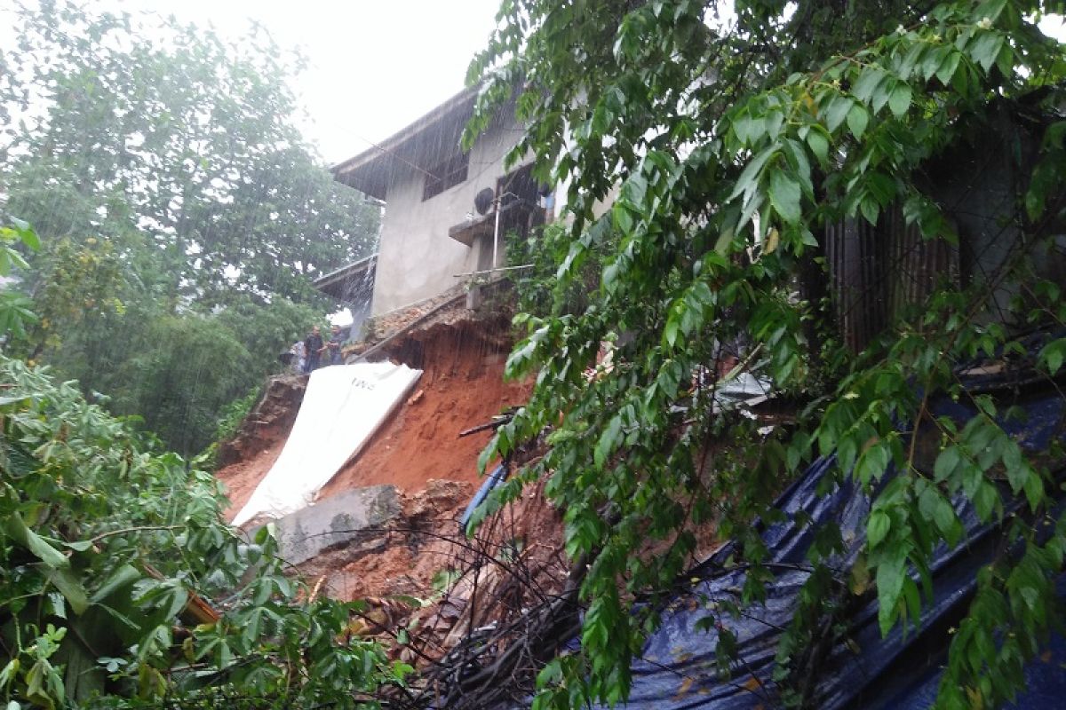 Satu rumah warga tertimbun longsor di Ambon, waspadai bencana