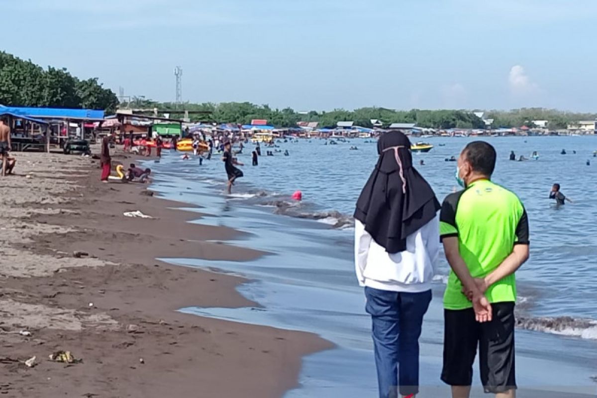 Pantai di Kawasan Tanjung Bunga Makassar tetap dipadati pengunjung