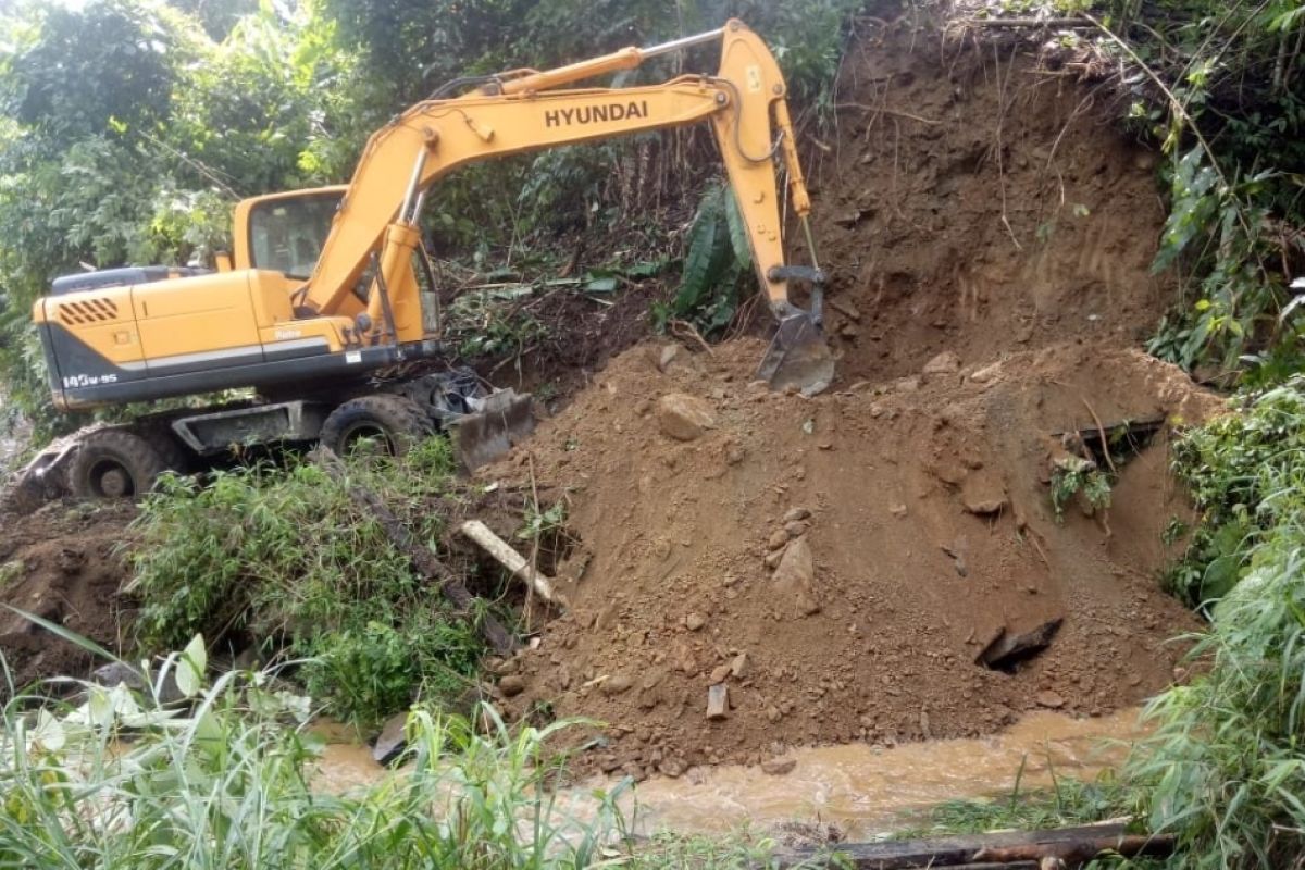 Dinas PUTR Dairi telah turunkan alat berat tangani longsor di Dusun Pamah Sileplep dan Rambah Telko