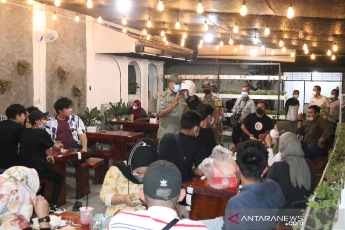 Pengunjung dua kafe di Medan dibubarkan tim patroli PPKM Mikro