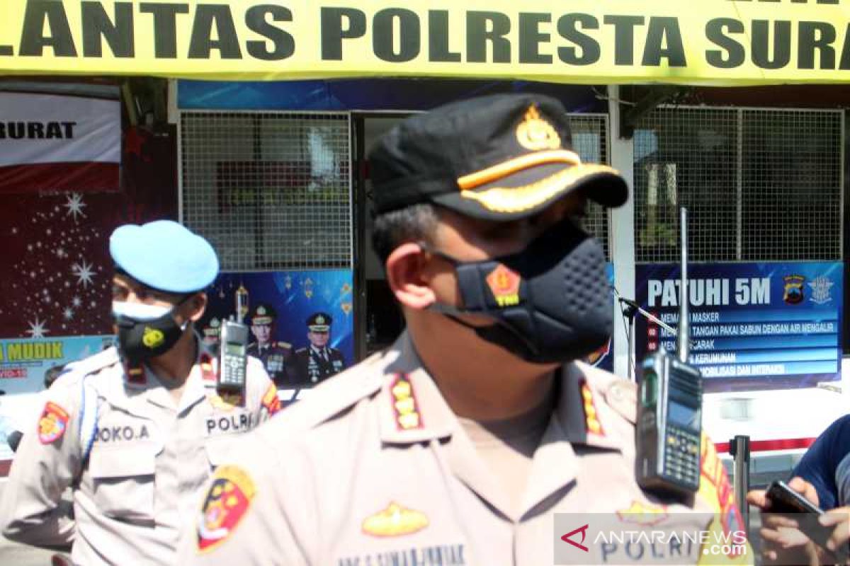 Petugas pos penyekatan perketat pemeriksaan PPKM darurat di kota Solo