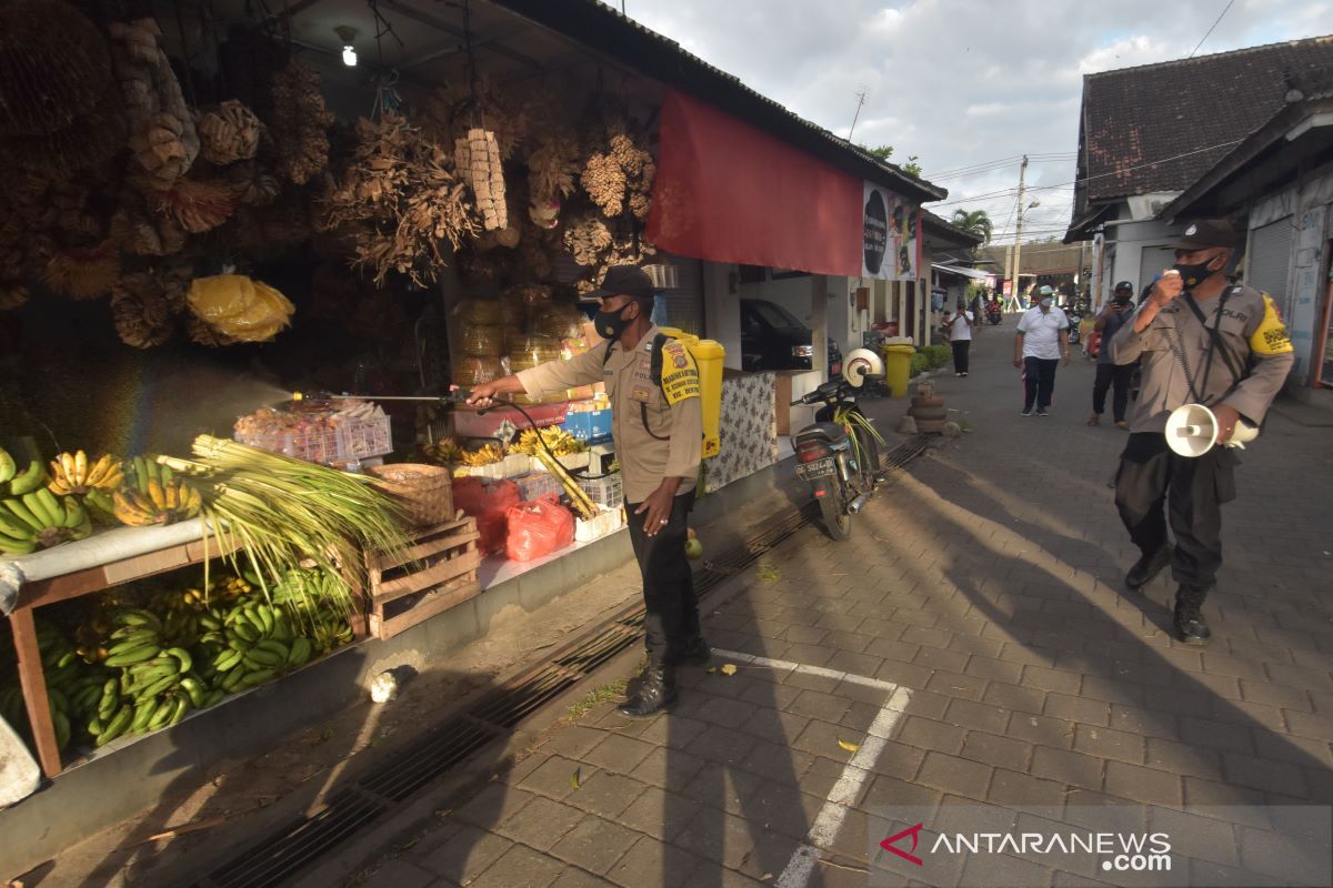 PPKM Darurat, Polisi Denpasar semprotkan Cairan Eco Enzyme di Pasar