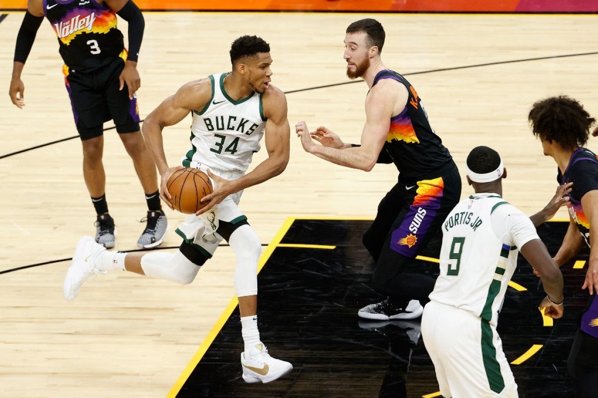 Bucks dan Suns berebut tahta  NBA