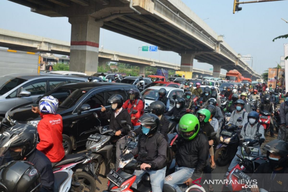 Ratusan pemotor menuju Bekasi diperiksa petugas saat PPKM Darurat, semrawut