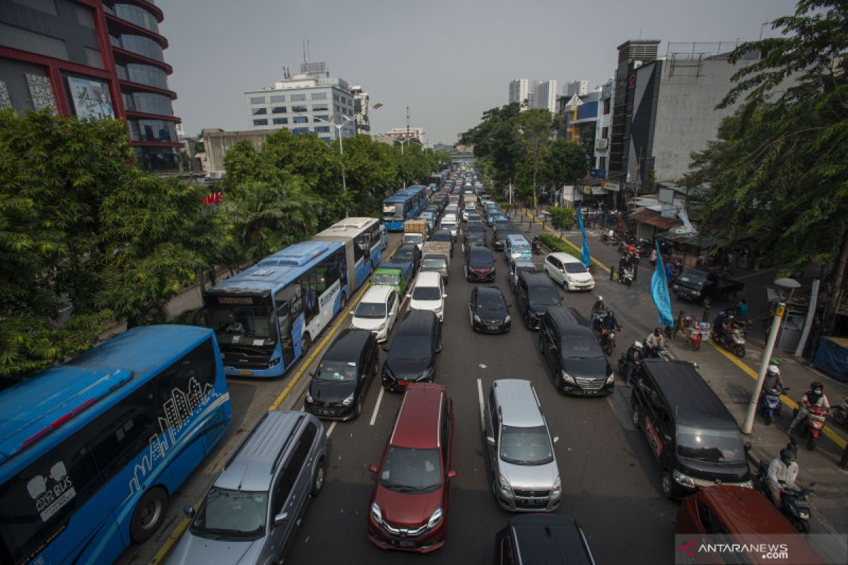 DKI batasi kapasitas dan jam operasional transportasi