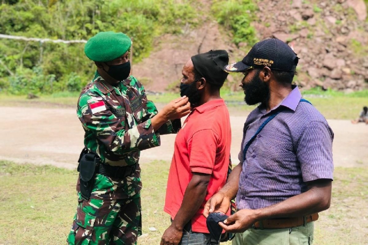 Satgas TNI edukasi prokes warga pedalaman Papua