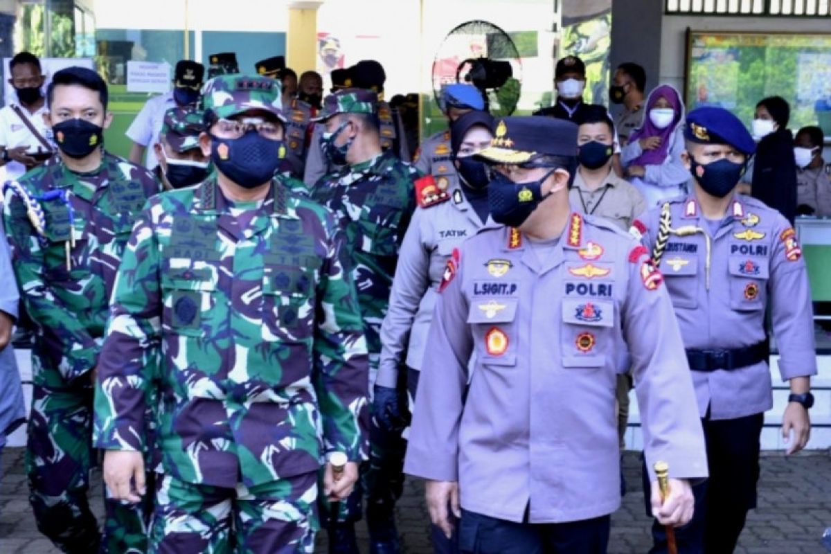 Panglima TNI dan Kapolri Tinjau Vaksinasi Massal di JIEXPO dan Pesantren Al-Hamidi Jakarta