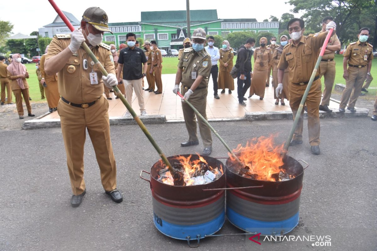 Pemkot Jambi bakar dan musnahkan 14.120 lembar E-KTP rusak