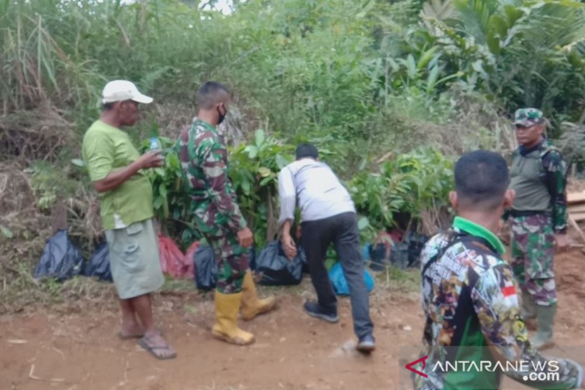 Tanam pohon, gerakan penghijauan di lokasi TMMD Kodim 0212