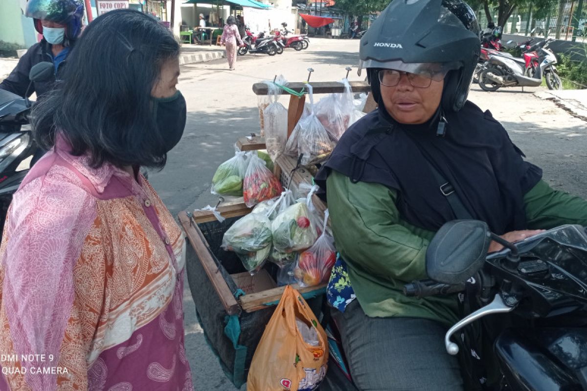 Kisah inspiratif, perjuangan pedagang sayur dan jamu keliling luluskan anak jadi sarjana