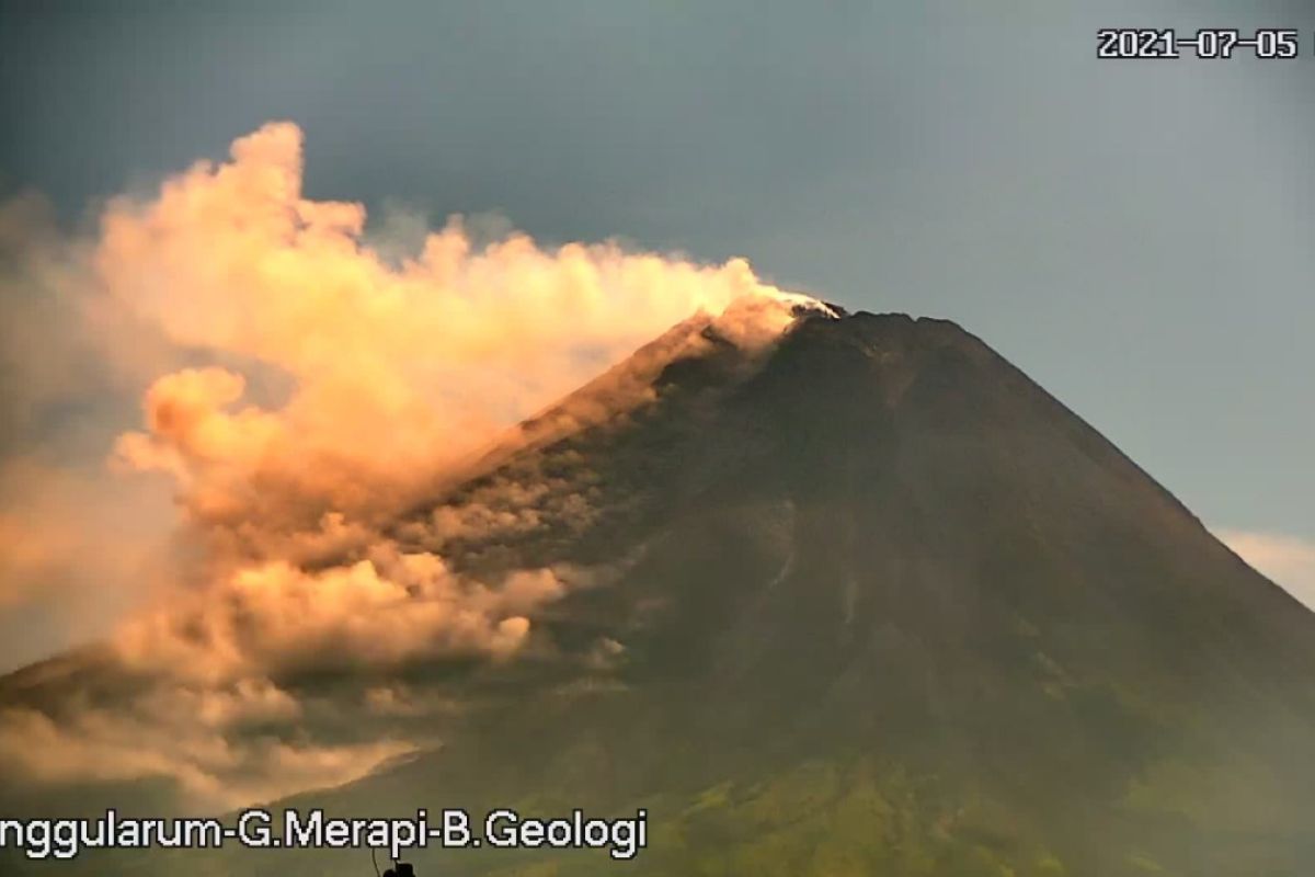 Guguran awan panas meluncur dari Gunung Merapi sejauh 1,5 km