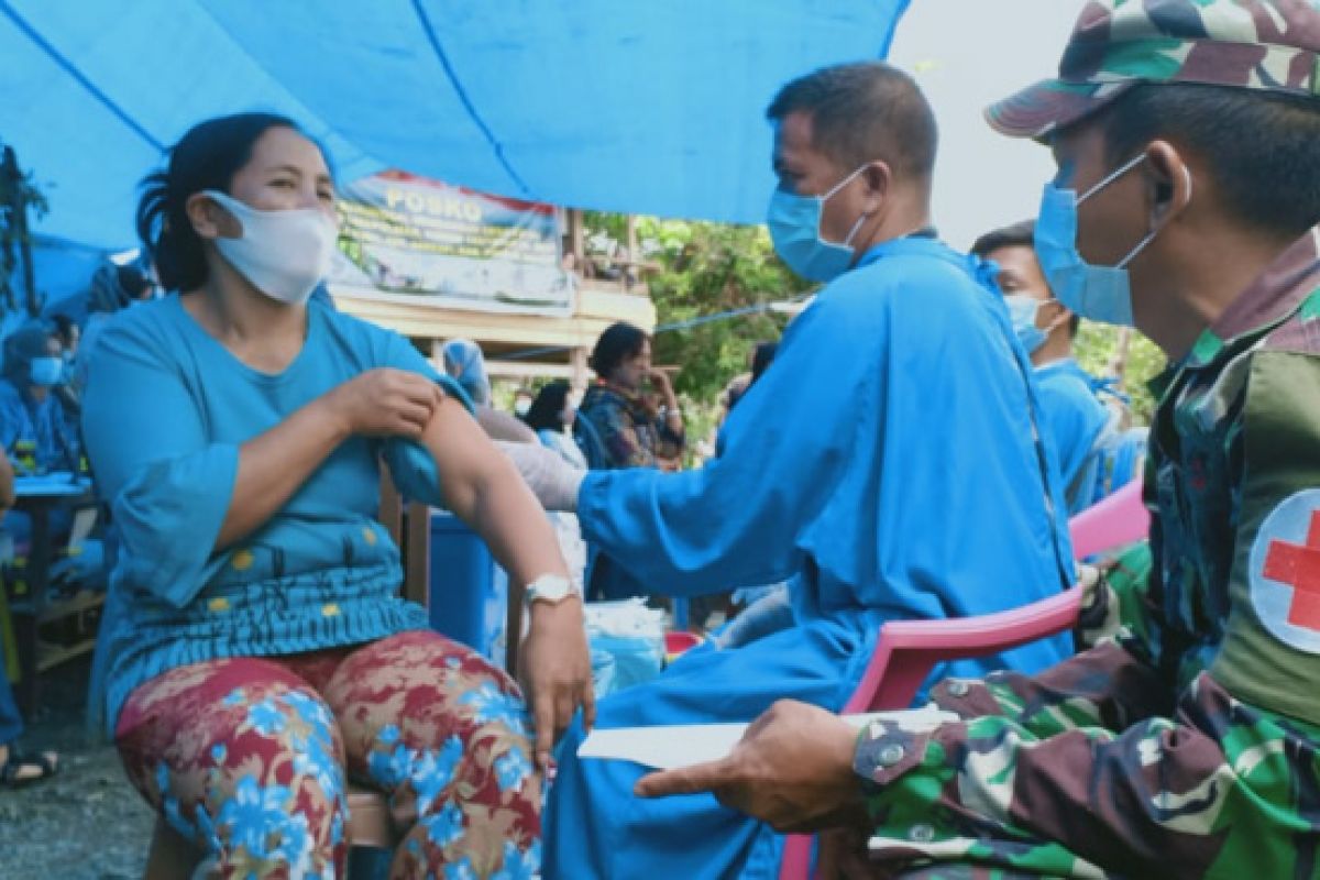 TNI bersama Puskesmas Anreapi gelar vaksinasi massal di lokasi TMMD Polman