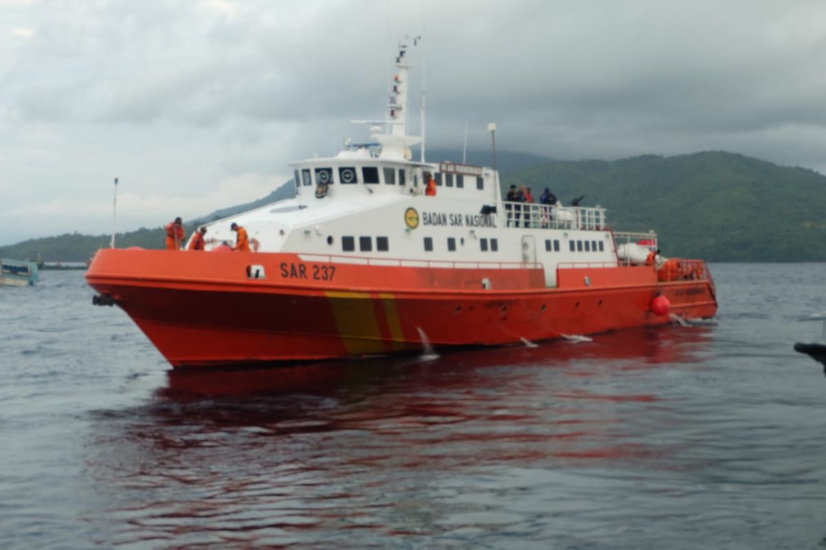 Dua kapal penumpang berlindung di balik pulau akibat cuaca buruk