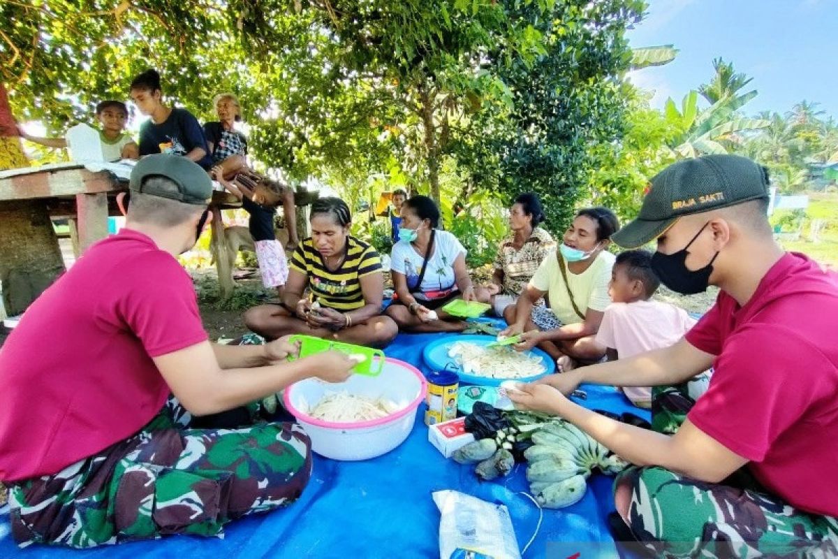 Satgas TNI latih warga di perbatasan RI dengan Papua Nugini buat kripik pisang