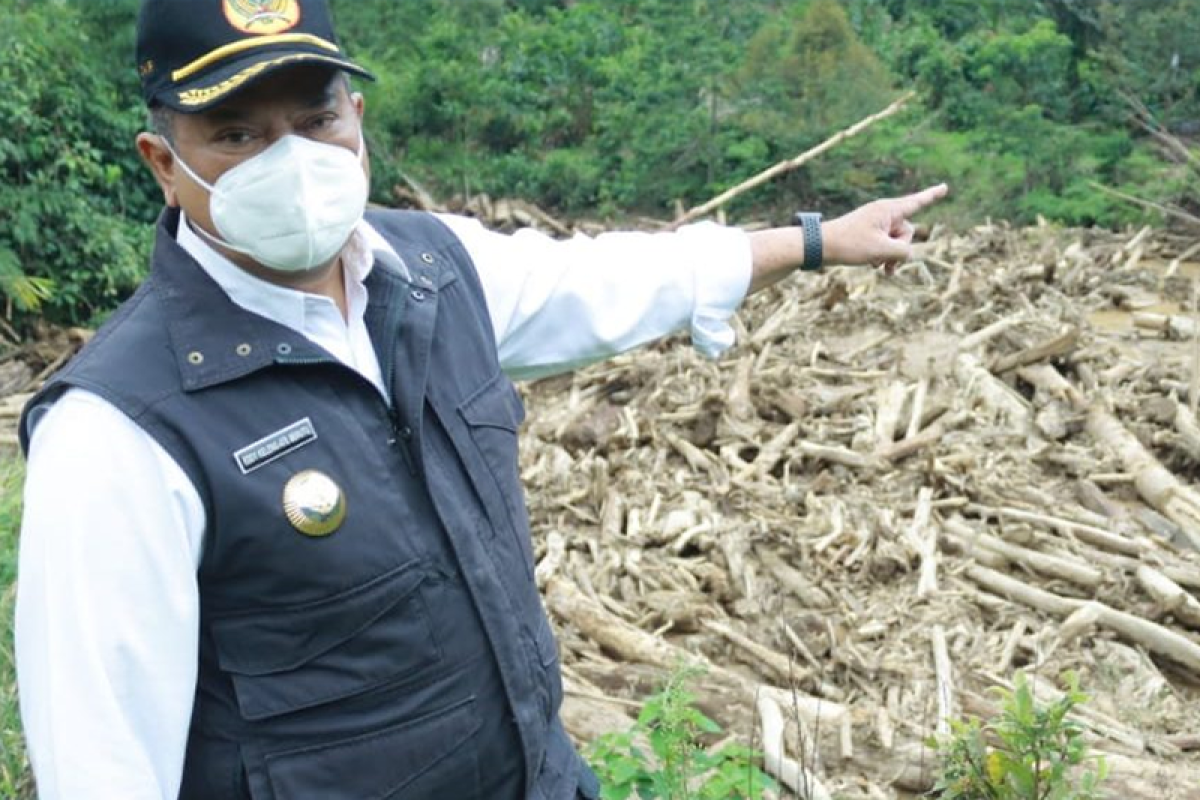 Bupati Eddy Berutu tinjau lokasi banjir bandang di Desa Suka Dame