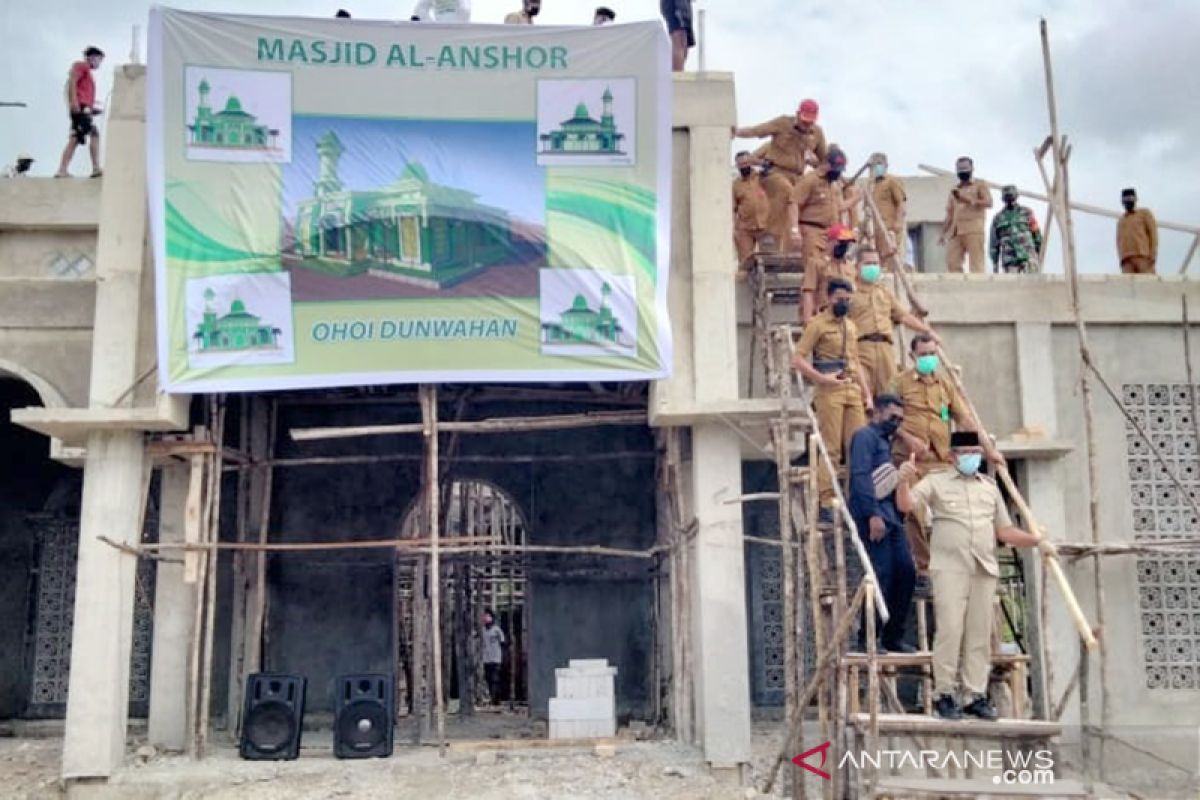 Bupati Thaher pimpin penutupan atap Masjid Al-Anshor Dunwahan, singgung progres pembangunan masjid Pemda